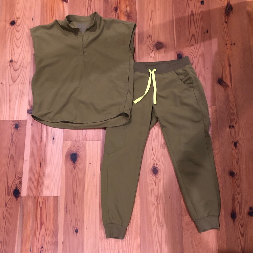 Figs Rafaela top (XXS) and Zamora joggers (XSP) in “Martini olive”
